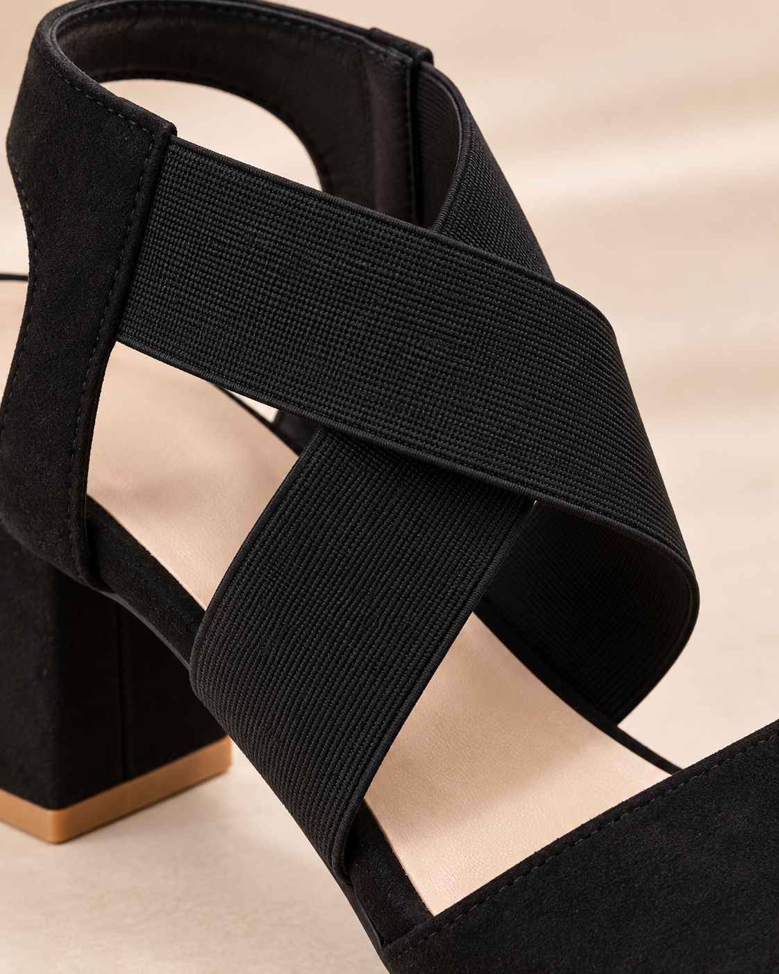 Crossed upper straps detail