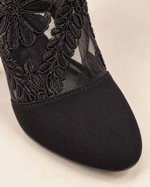 Matte black toe and curved seam detail