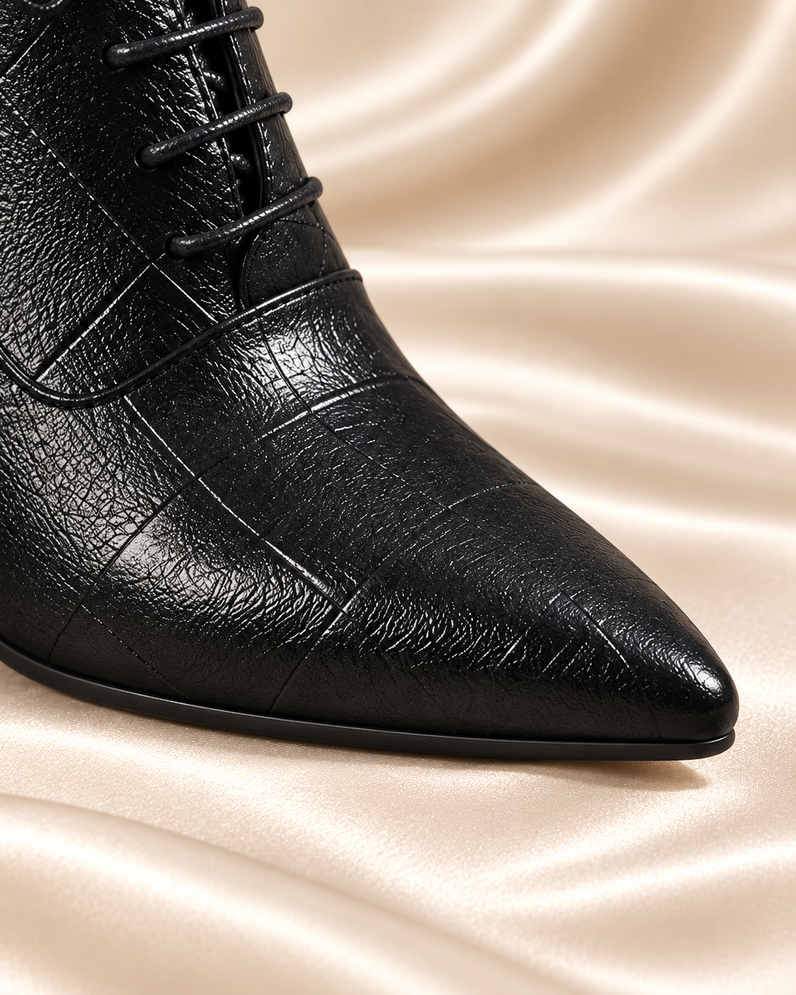 Sole edge and pointed forefoot detail