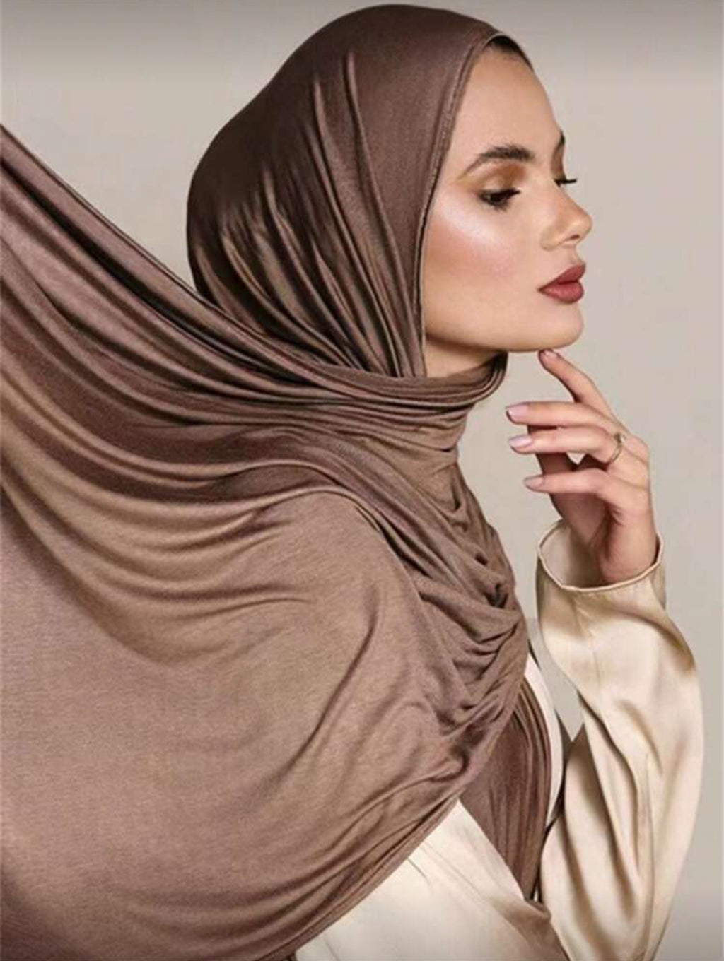 طريقة تنسيق طرحة جيرسي بني
