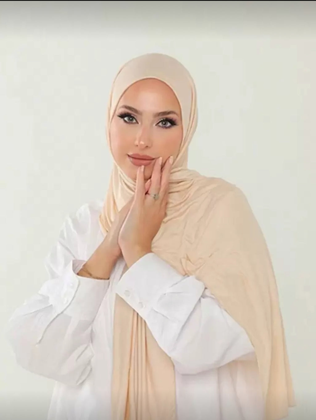 طريقة تنسيق طرحة جيرسي كريمي