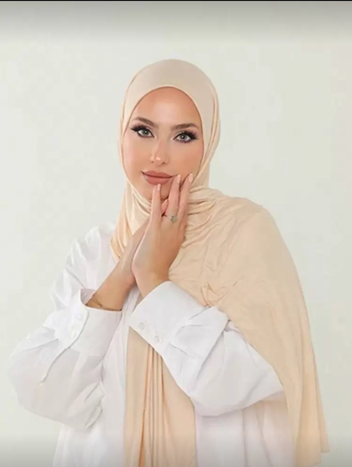 طريقة تنسيق طرحة جيرسي كريمي