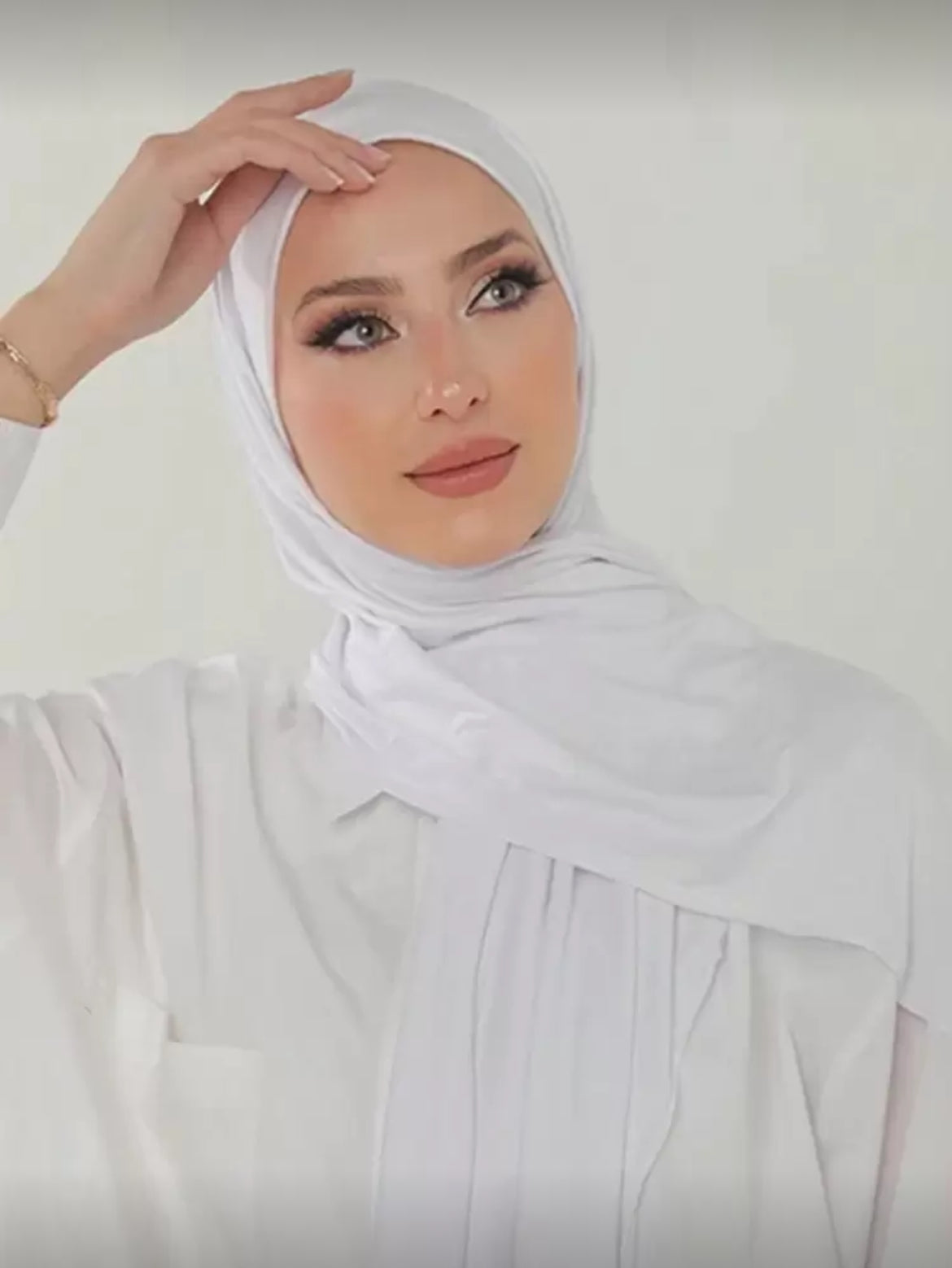 طريقة تنسيق طرحة جيرسي أبيض