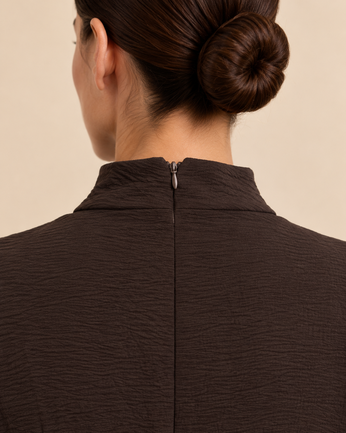Back neckline zipper detail