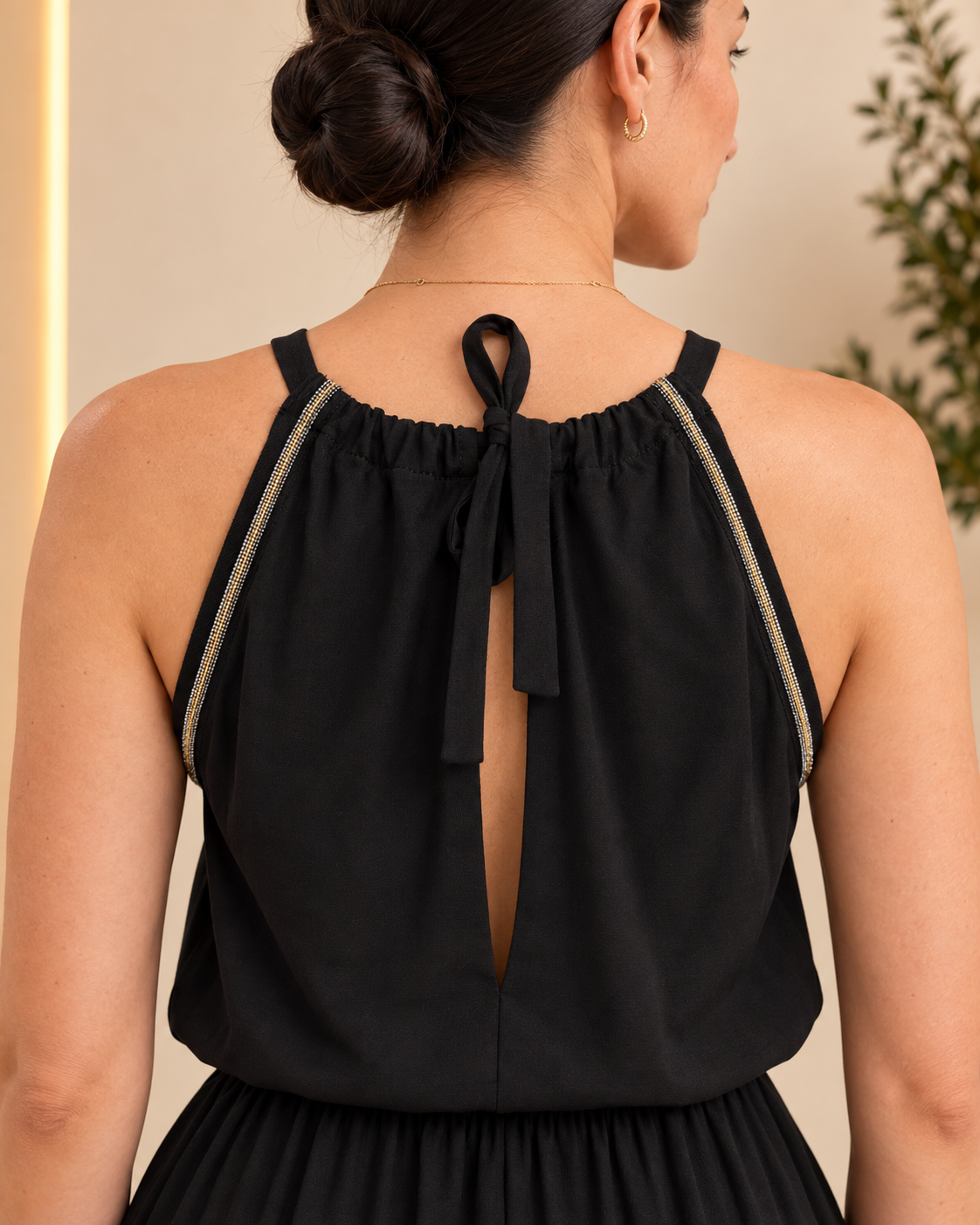 Back neckline and tie detail