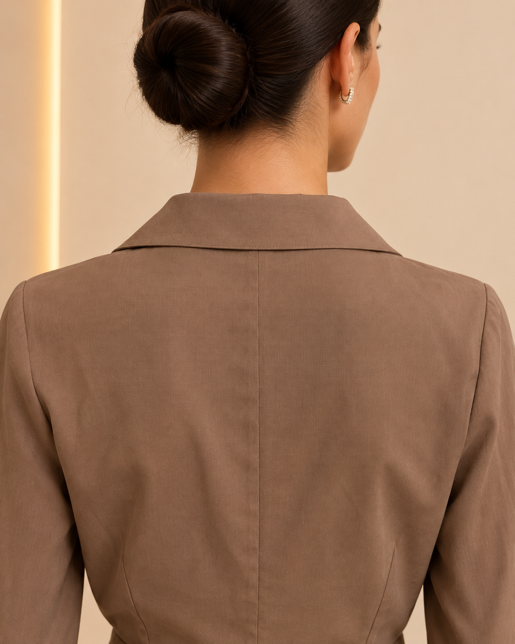 Back neckline and seam detail