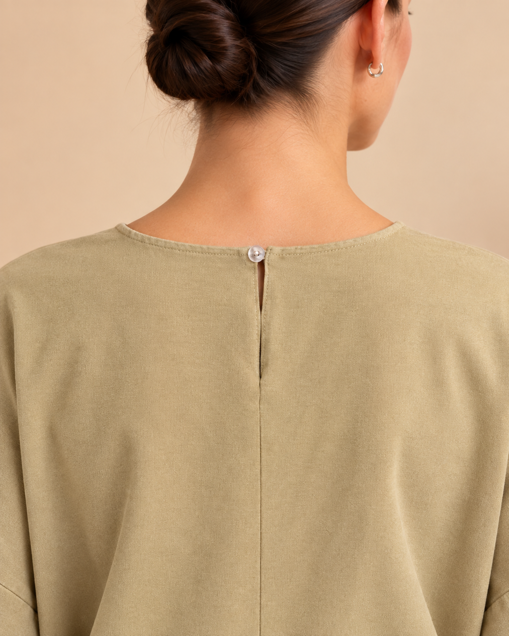 Back neckline closure detail