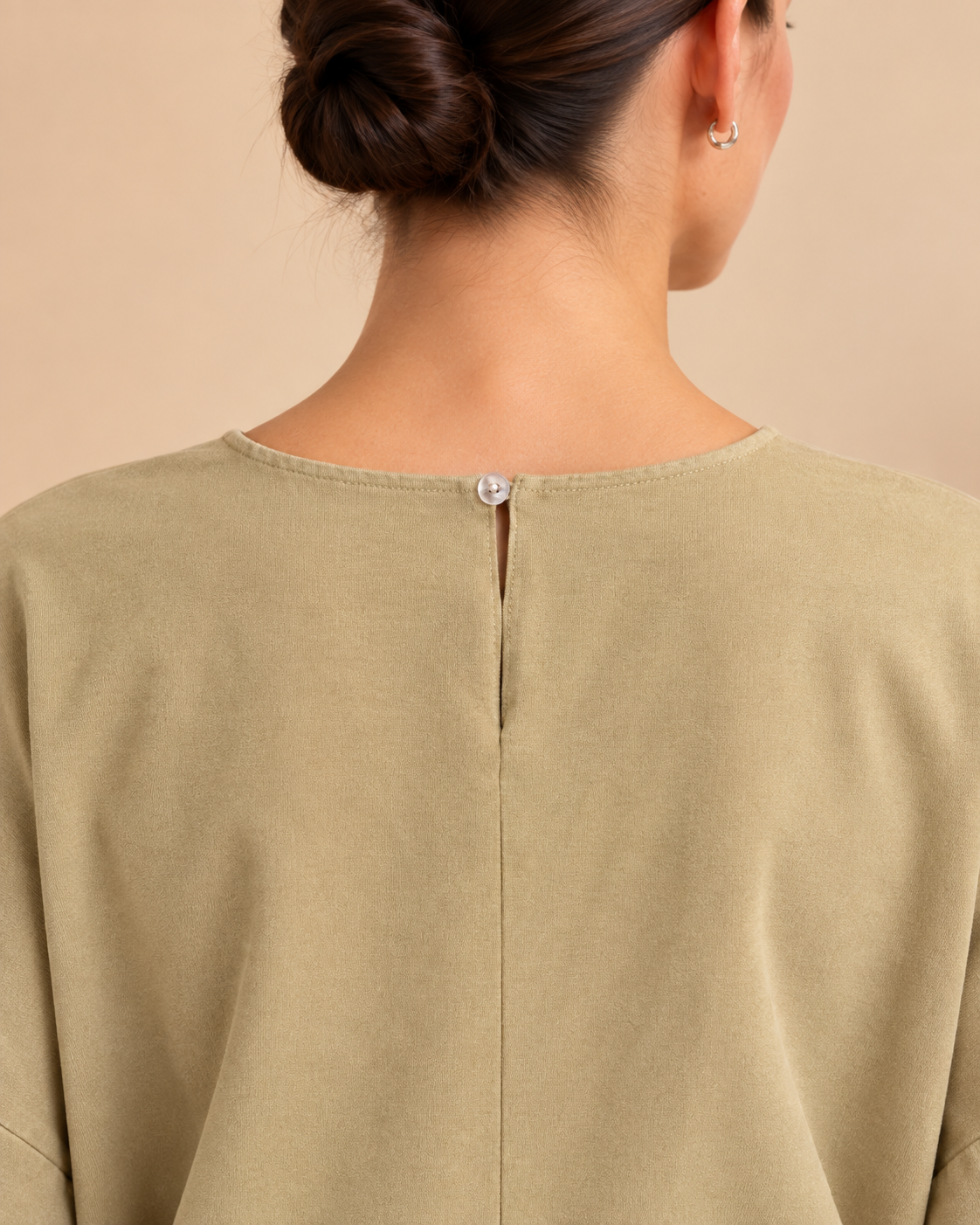 Back neckline closure detail