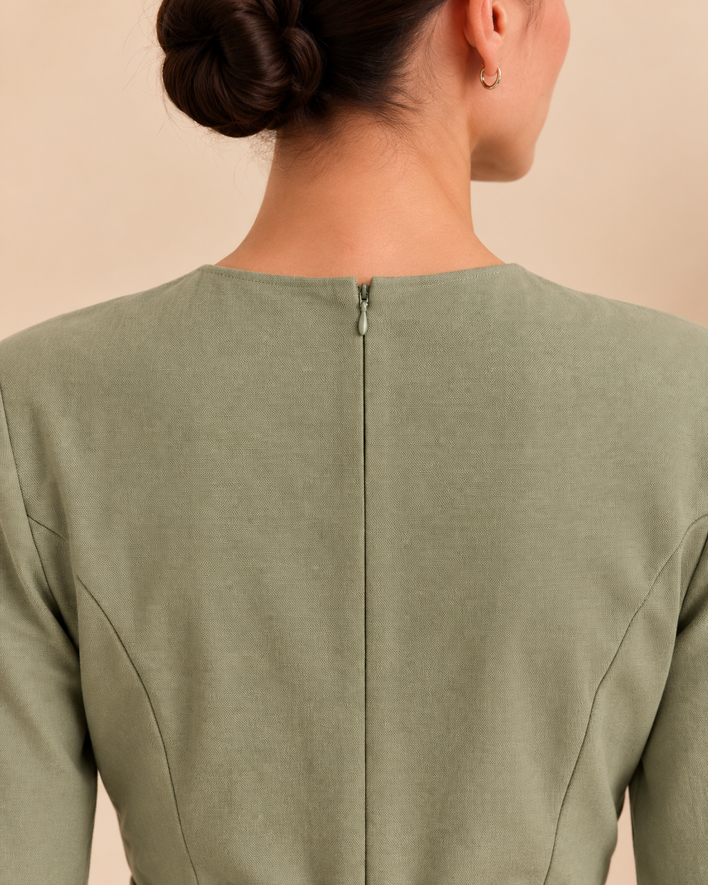 Back neckline and zipper detail