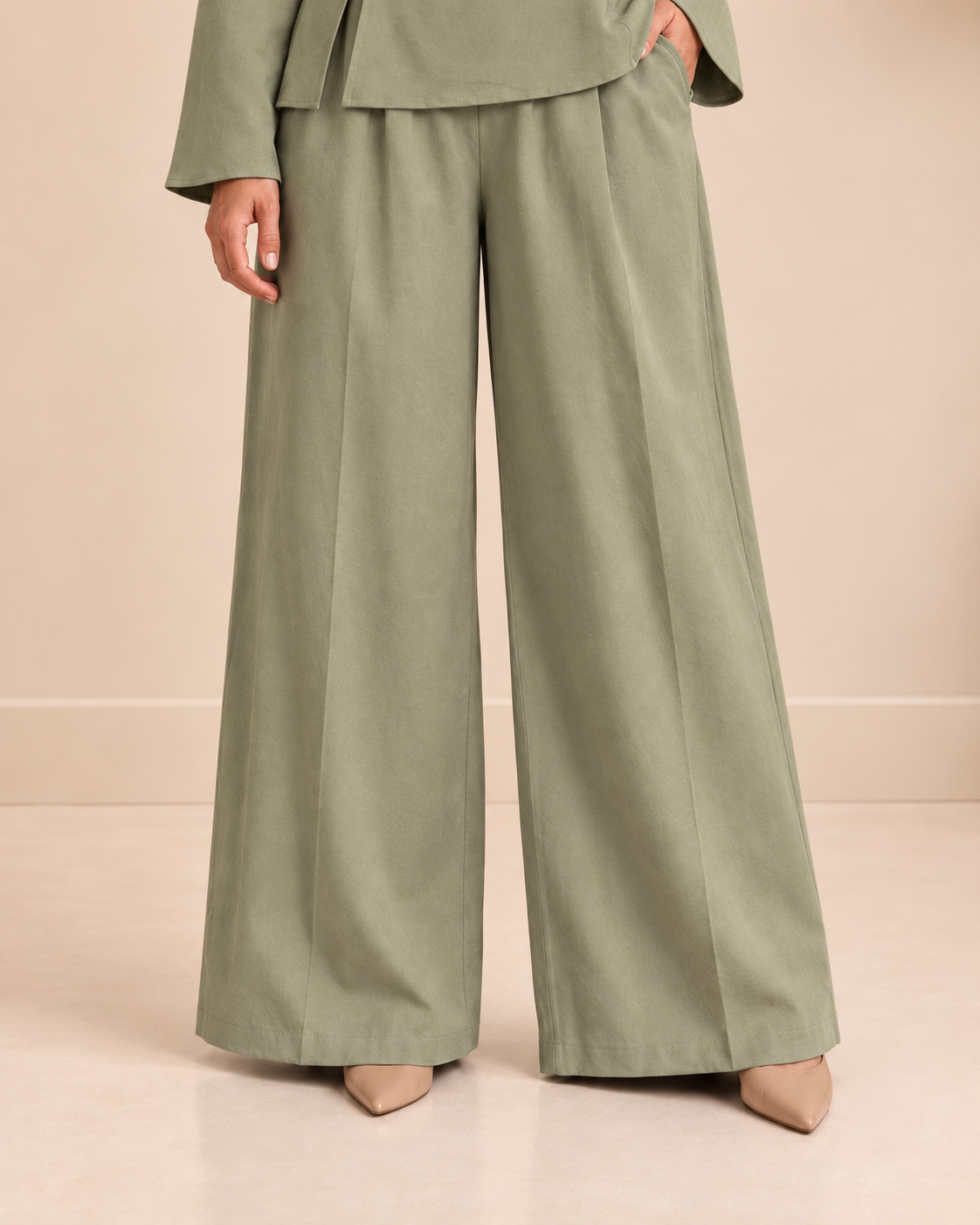 Wide-leg silhouette and trouser hem detail