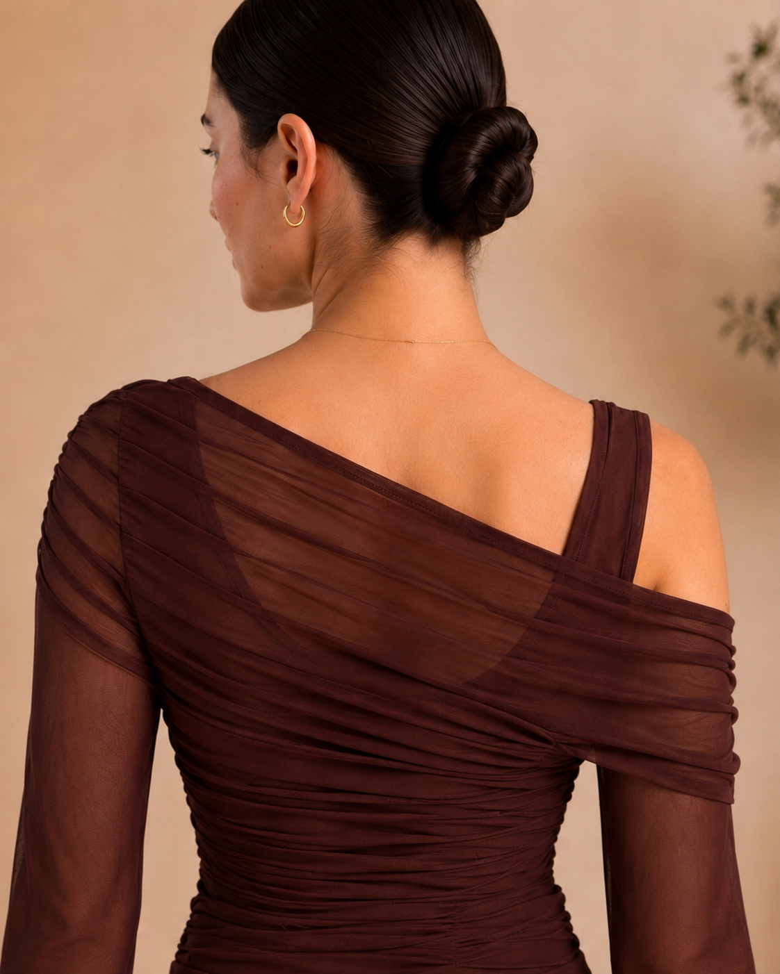 Back asymmetric neckline detail