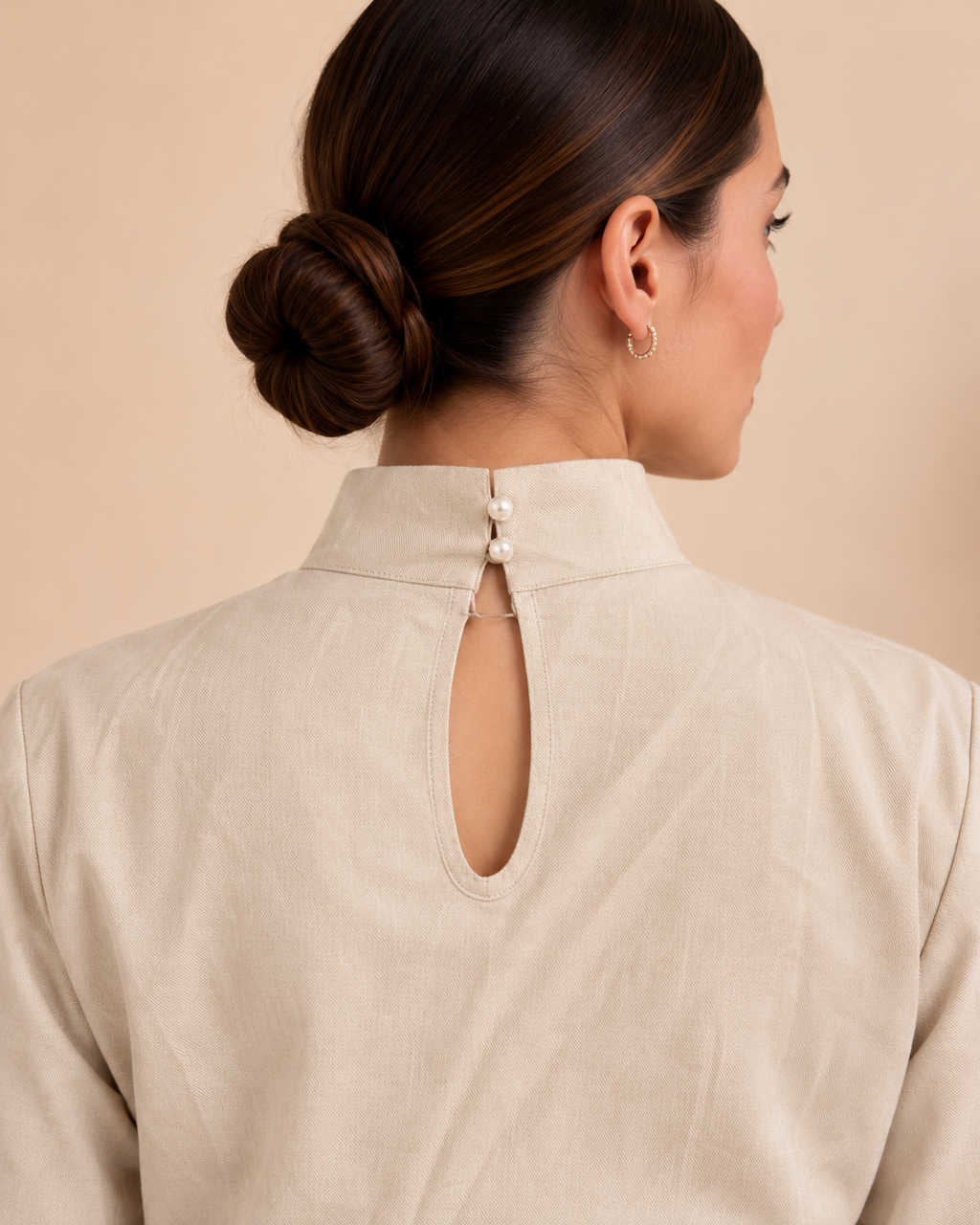 Ivory back neckline keyhole closure detail