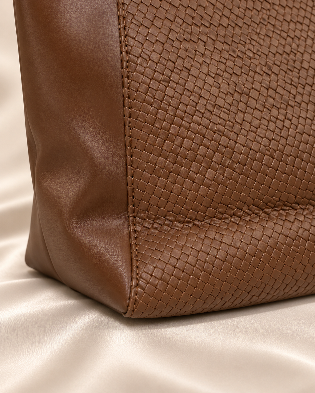 Woven brown scarf tote bag - base and corner detail